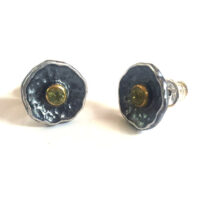 "gehämmerte Blüte - Peridot" Ohrstecker  Silber  teilgeschwärzt