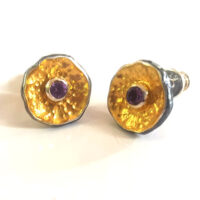 "gehämmerte Blüte - Amethyst" Ohrstecker  Silber  teilgeschwärzt, teilvergoldet