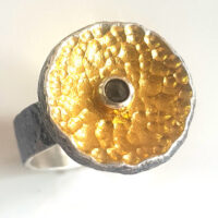 "gehämmerte Blüte - Black Diamant" Silberring teilgeschwärzt, teilvergoldet