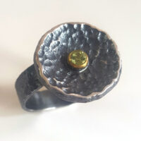 "gehämmerte Blüte - Peridot" Silberring teilgeschwärzt