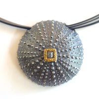 "Seeigel" Silberanhänger mit Rohdiamant, teilvergoldet