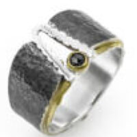 „Geschwärzter Ring mit schwarzem Diamant und Teilvergoldung"