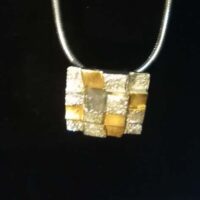 „Anhänger mit Rohdiamant"