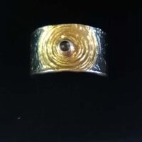 „Geschwärzter Ring mit schwarzem Diamant und teilvergoldeter Mitte"