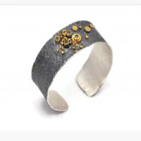 Armreif  Silber teilplattiert, geschwärzt, mit schwarzen Diamanten und Rohdiamanten)